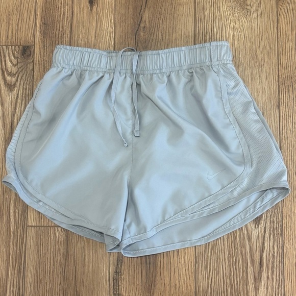 Nike Women's Dri Fit Shorts Size XS In Gray Silver 3" - Picture 1 of 6